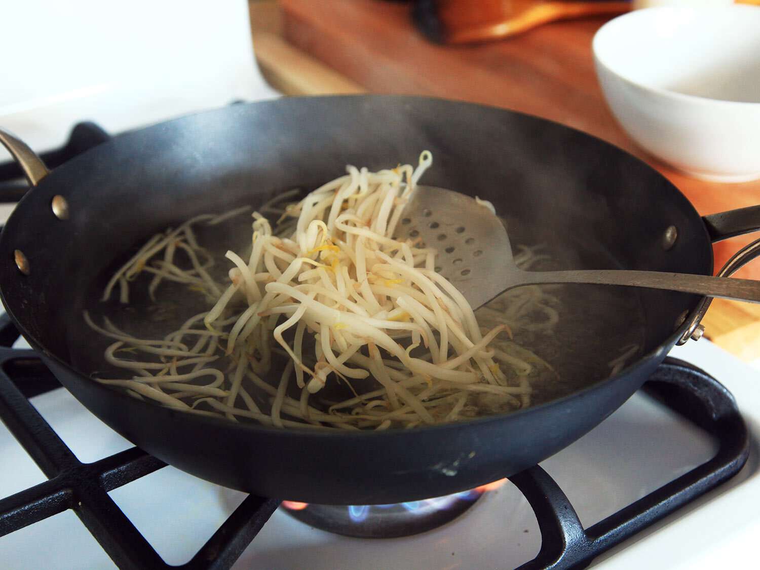 Stir-frying bean sprouts for bibimbap