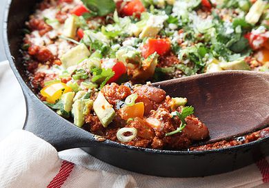 A quick and easy chorizo and pinto bean chili in a cast iron pan.