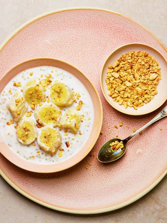 Overhead view of finished che on a platter with peanut toppings