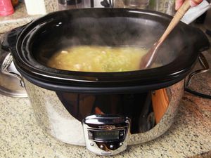 Warming soup in a slow cooker 