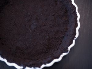 20110824-167221-chocolate-cookie-crust-610x458-1.jpg