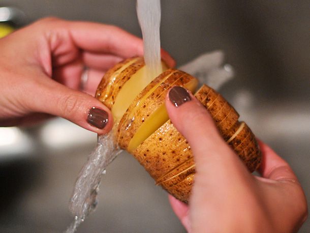 The sliced potatoes are rinsed.