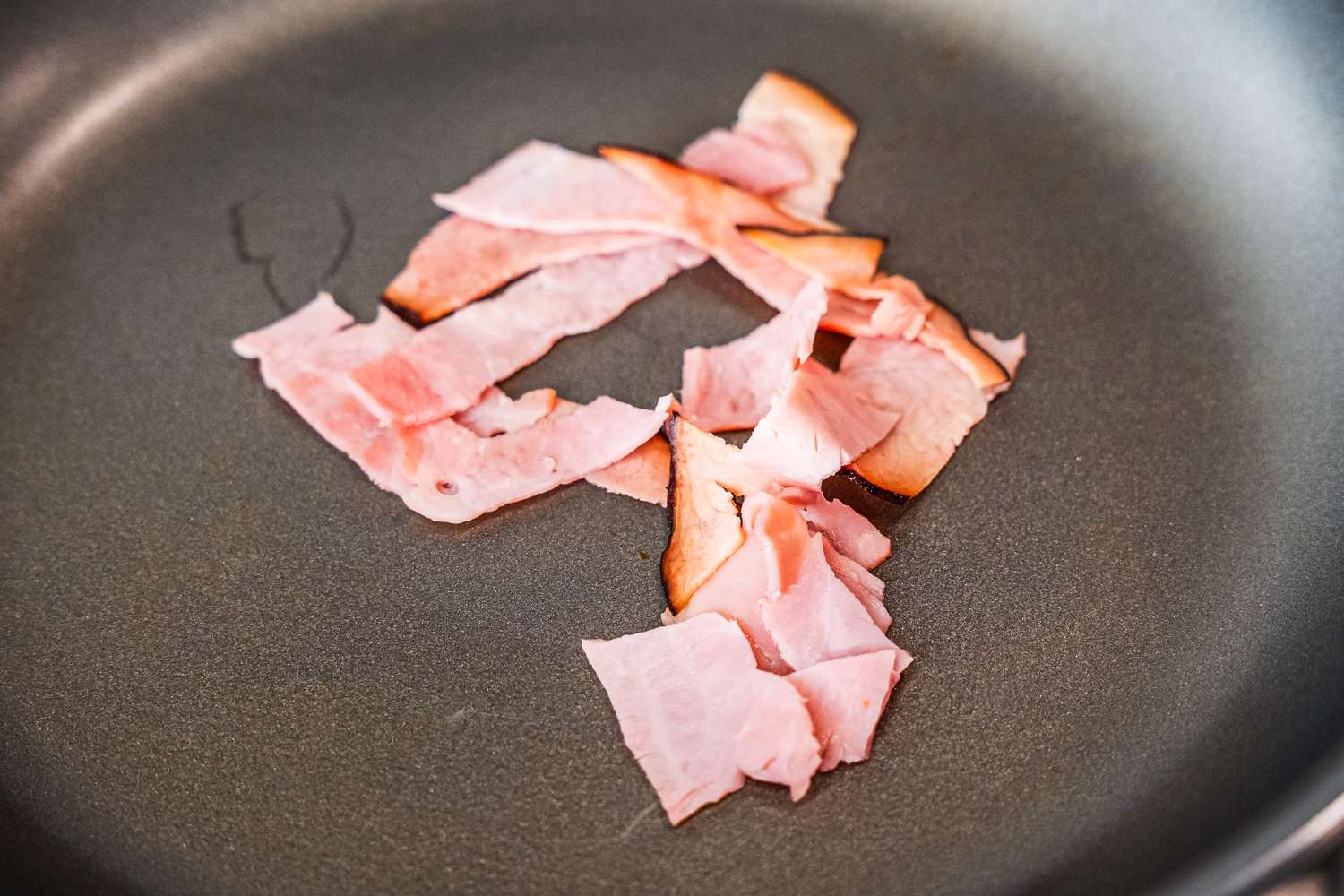 Meat cooking in the Tramontina 10-Inch Professional Aluminum Nonstick Restaurant Fry Pan