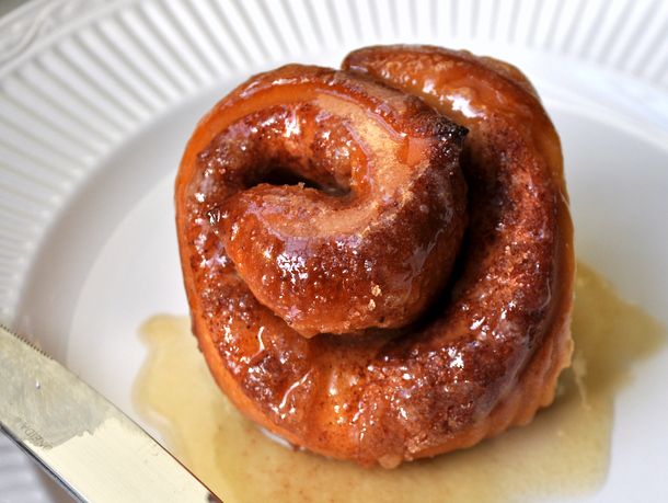 20121119-wakeandbake-cinnamon-buns-with-maple-glaze.JPG