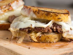 20140728-burger-topping-week-ruben-burger-vicky-wasik-2.jpg