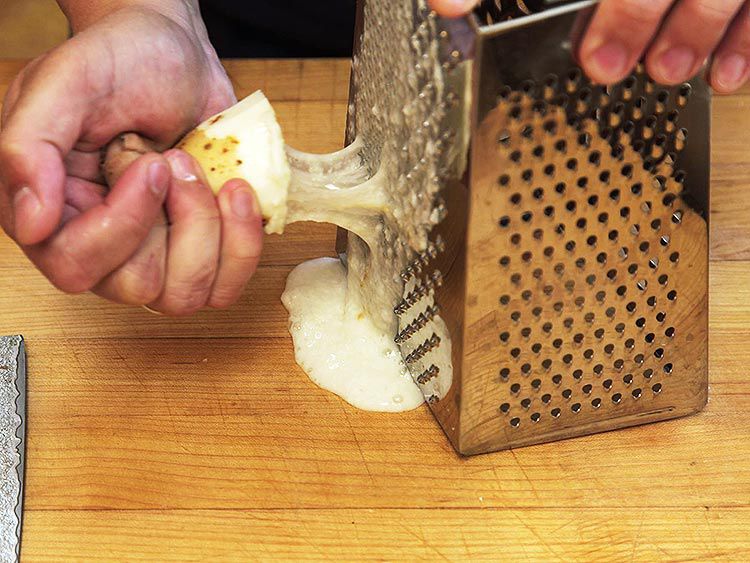 Grating gelatinous Japanese yam for okonomyaki