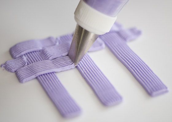 Piping a basket weave