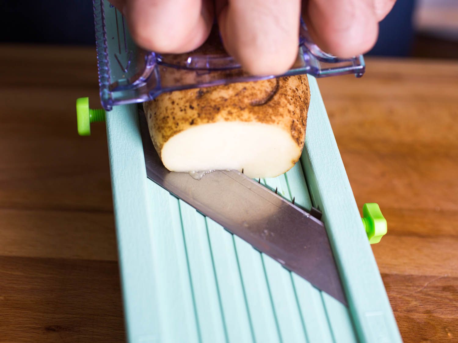 Slicing a potato using the Benriner Mandoline