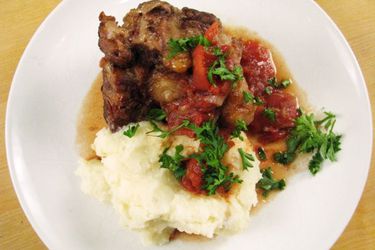 2011131-135447-red-wine-oxtails.jpg