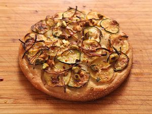 20120206-vegan-pizza-potatoes-zucchini-4.jpg