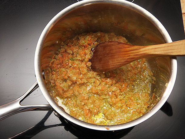 The processed aromatics are sweated in a saucepan.