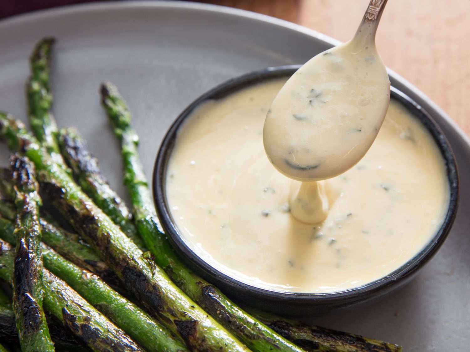 A spoonful of béarnaise sauce.