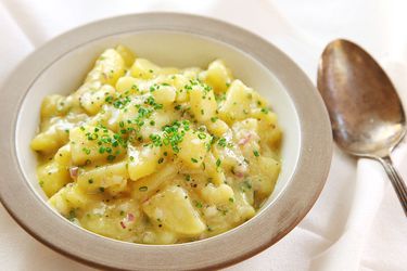 Serving bowl of Austrian potato salad (Erdapfelsalat).