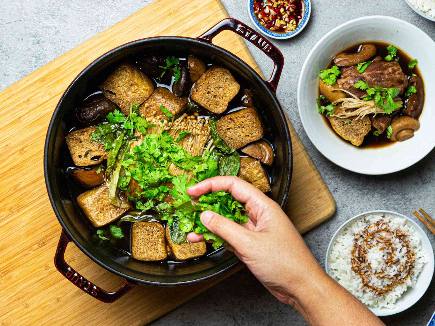 Overhead view of garnishing bak kut teh