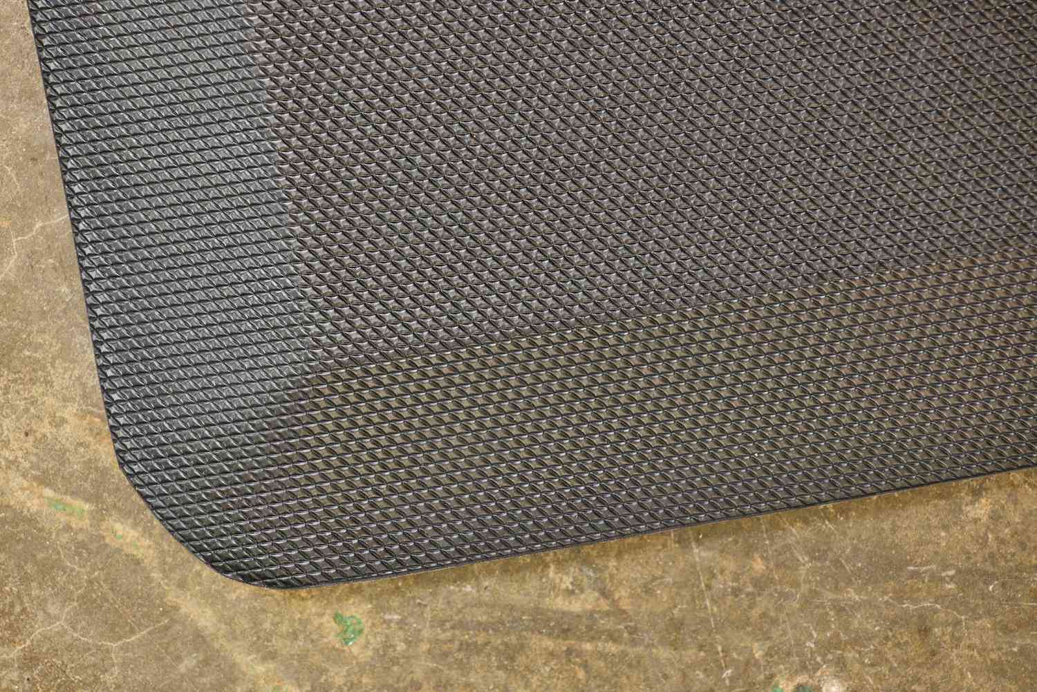 A close-up of the corner of the Sky Solutions Sky Mat 0.75-Inch Comfort Anti-Fatigue Mat