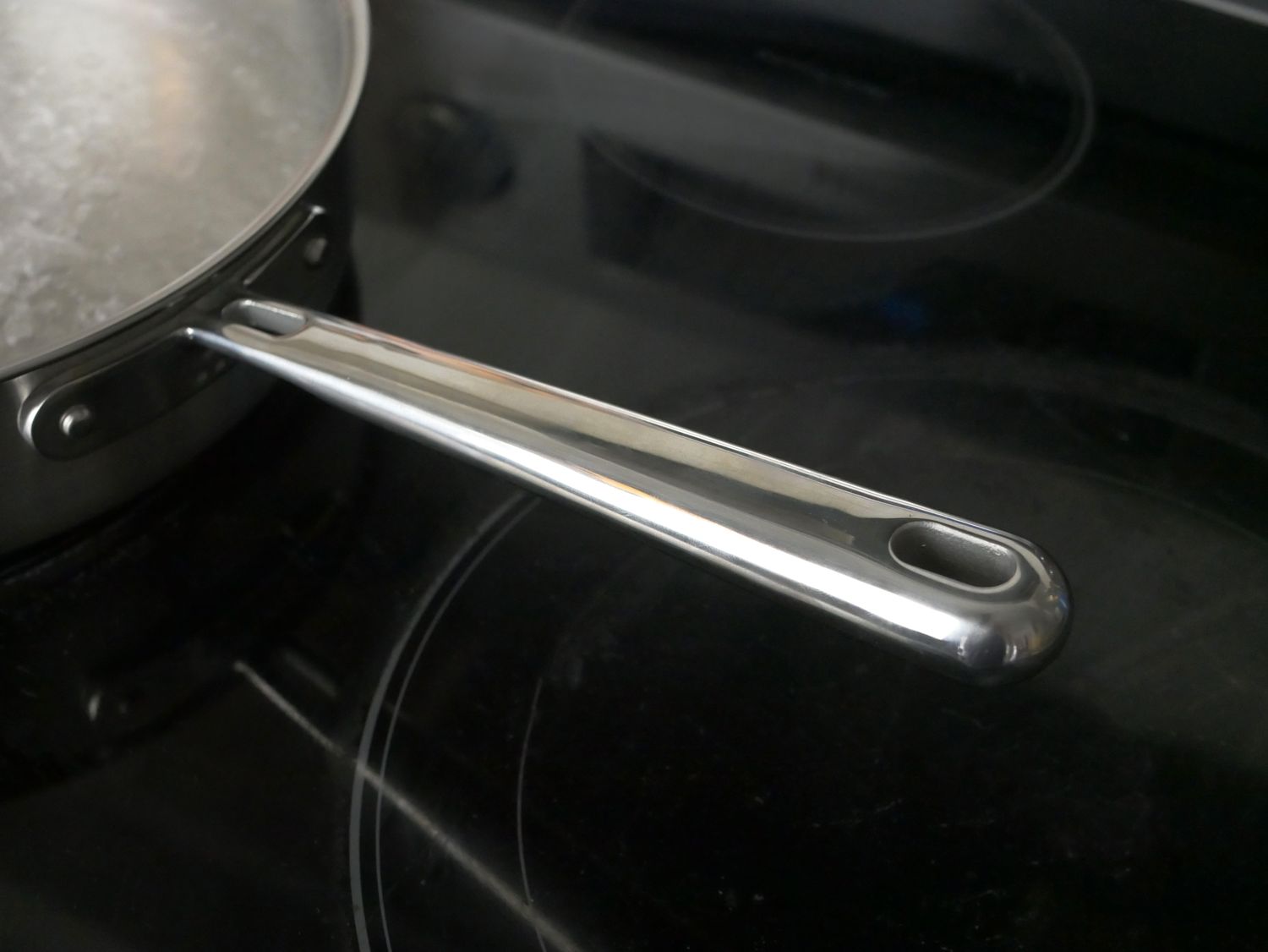 a rounded saute pan handle
