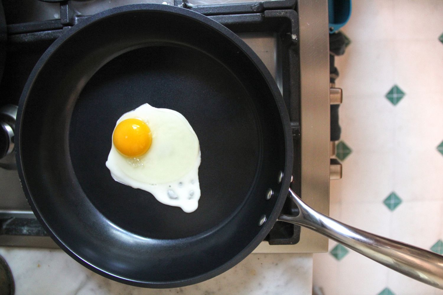 An egg frying on the Kyocera Ceramic Nonstick Frying Pan