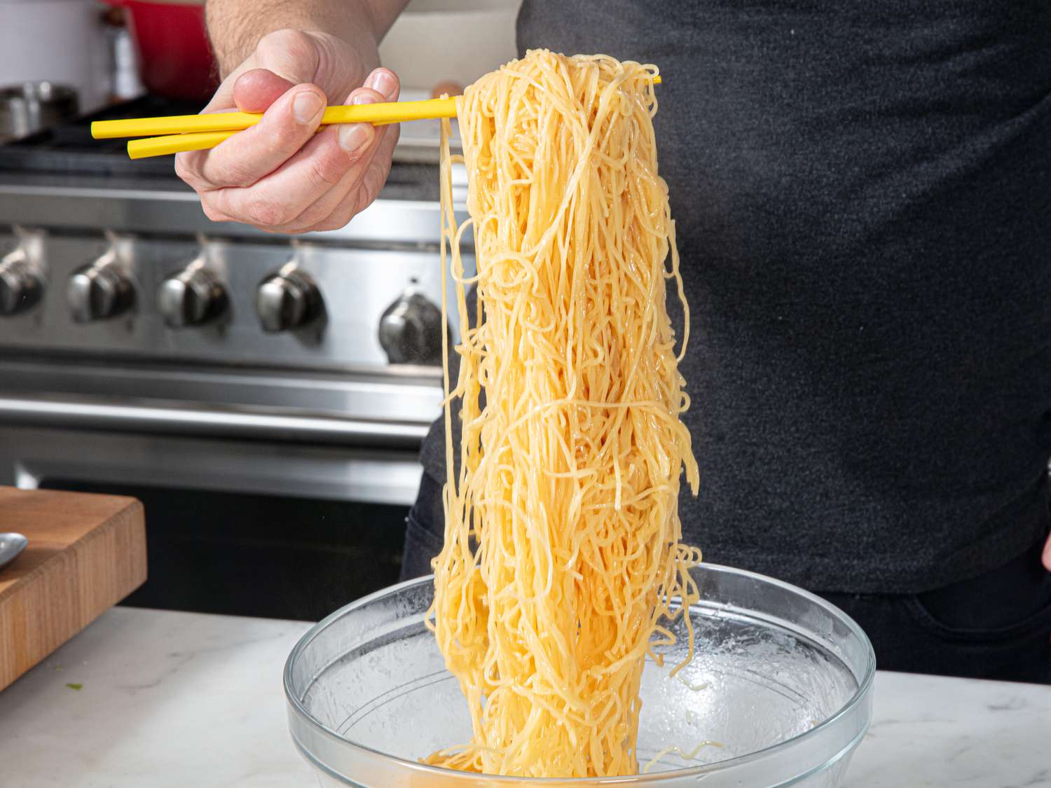 Side view of coating noodles in garlic oil