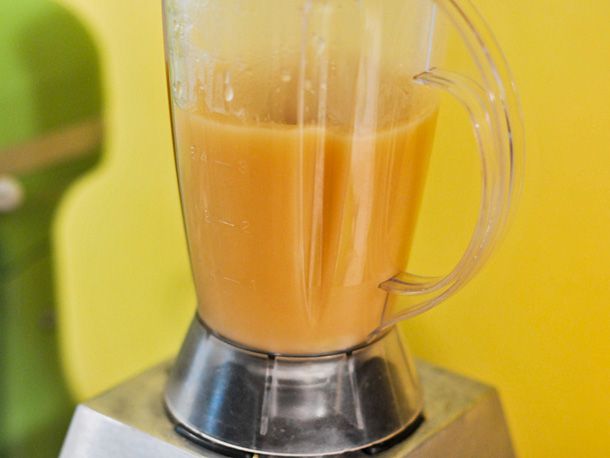 The cooked apple is puréed in a blender.