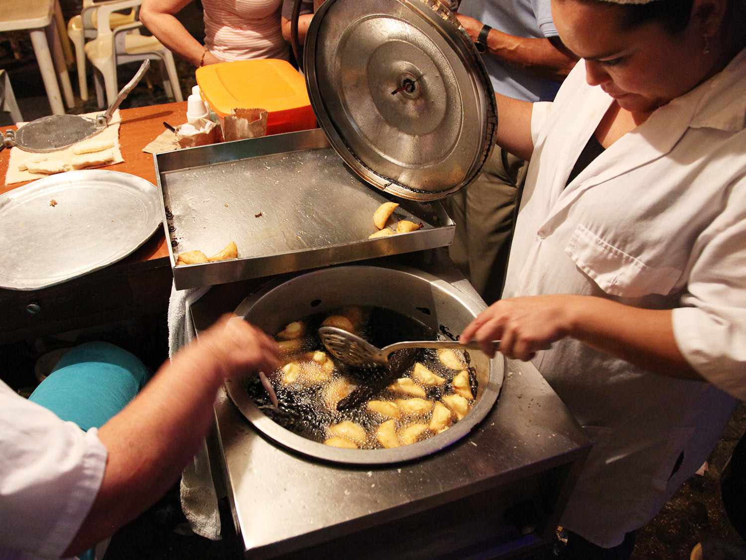 20141007-frying-empanadas-kenji-lopez-alt.jpg