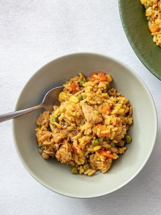 Overhead view of Galinhada Mineira in a serving bowl