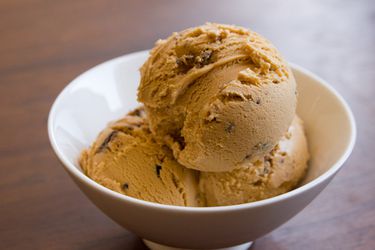 20130312-dulce-de-leche-ice-cream.jpg