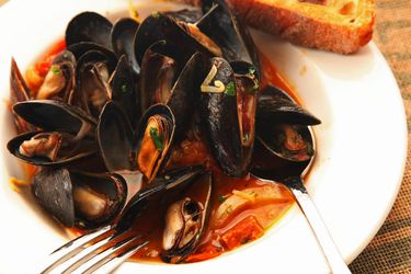 20141026-mussels-how-to-food-lab-saffron1.jpg