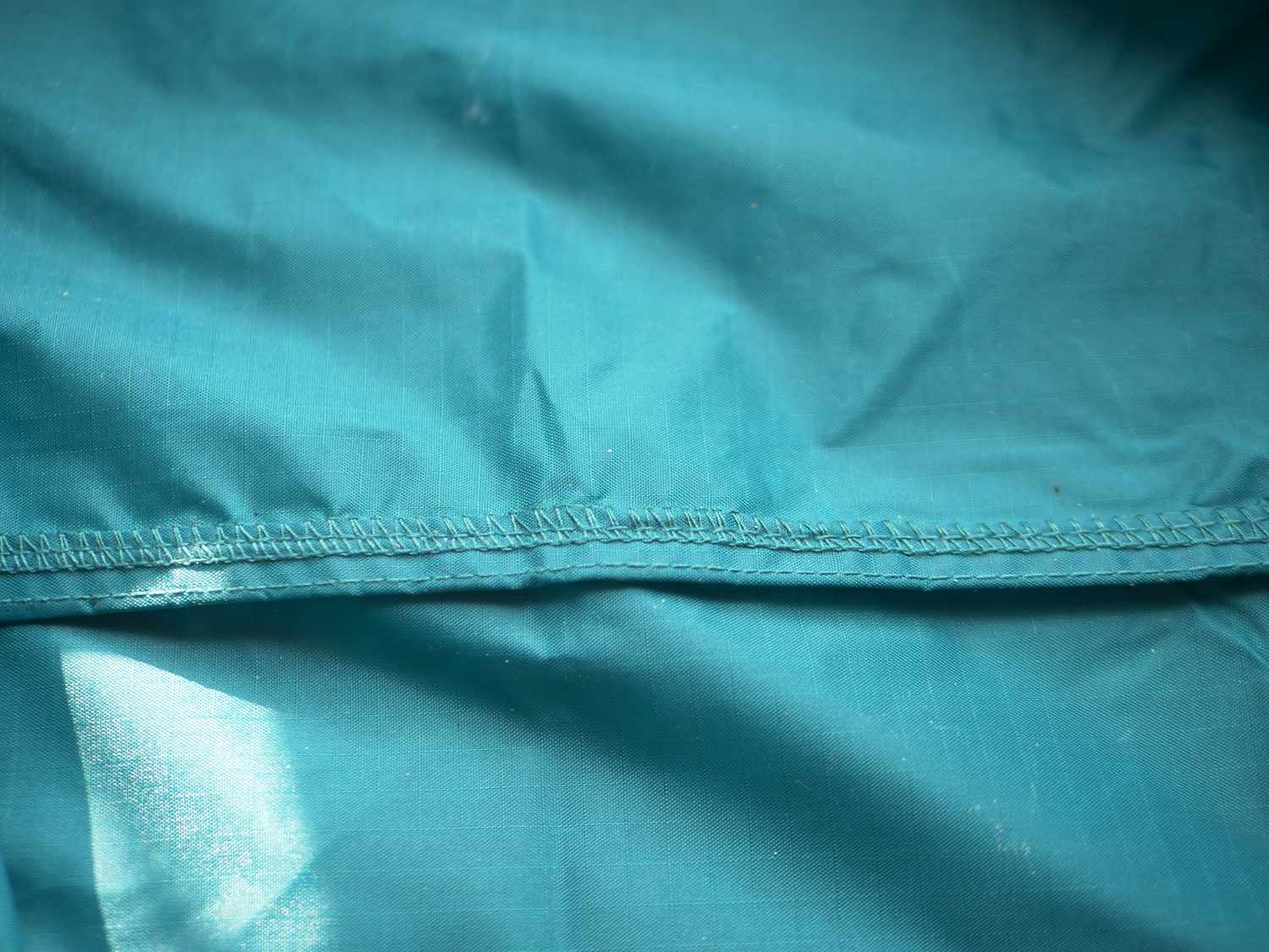 a closeup of the reinforced stitching on the Baggu bag