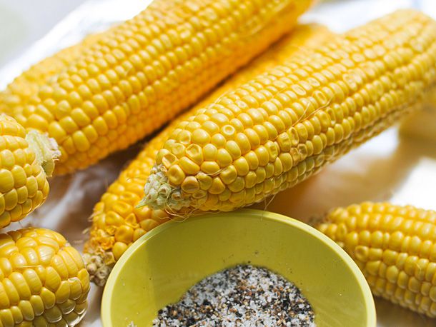Shucked ears of corn, ready to slather.