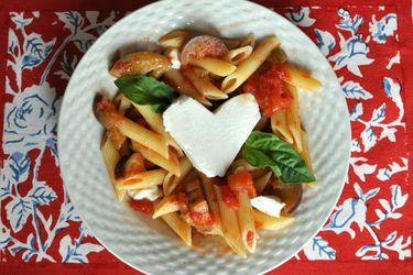 20120207-seriousentertaining-valentinesdaywiththefamily-pastaallanorma.JPG