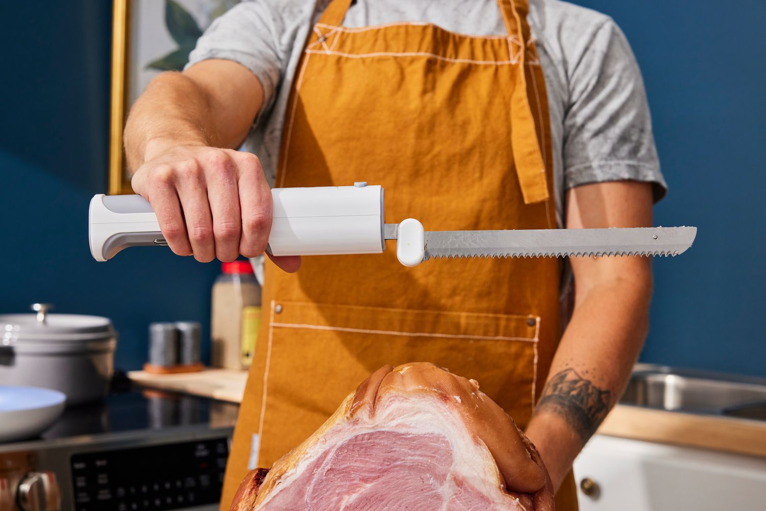 a person holding the nutrichef electric knife