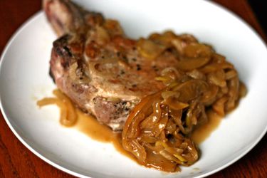 20100614-dt-pork-chops-with-onion-and-apples.jpg