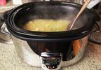 Warming soup in a slow cooker 