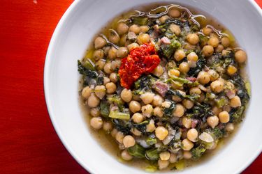 20200508-chickpea-anchovies-bacon-broccoli-rabe-stew-daniel-gritzer-1