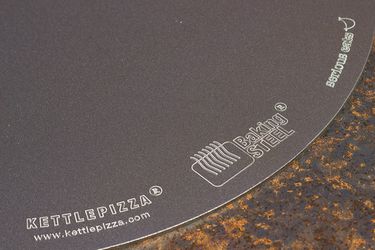 20131106-serious-eats-kettle-pizza-baking-steel-primary.jpg