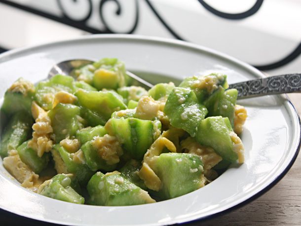Close-up of a serving of stir-fried luffa gourds with eggs.