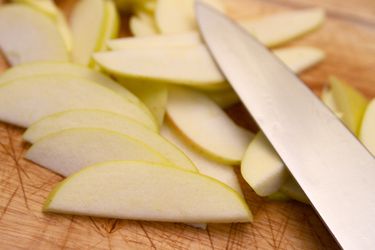 20101216-ks-slicing-apples.jpg
