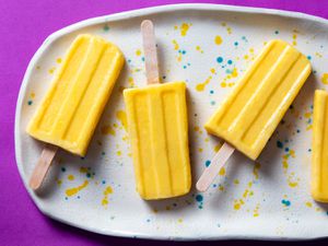 20200804-mango-yogurt-popsicles-vicky-wasik