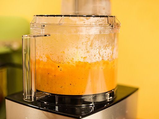 Processing banana ketchup until smooth in a food processor.