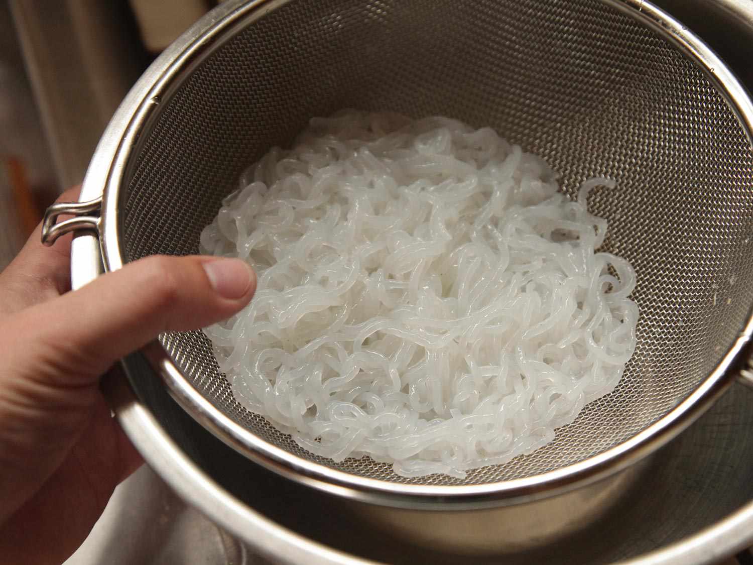 Just rinsed shirataki noodles in a strainer.