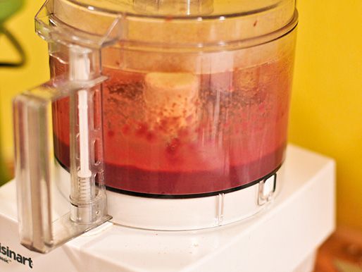 Chopping pork liver into a fine paste in a food processor. 