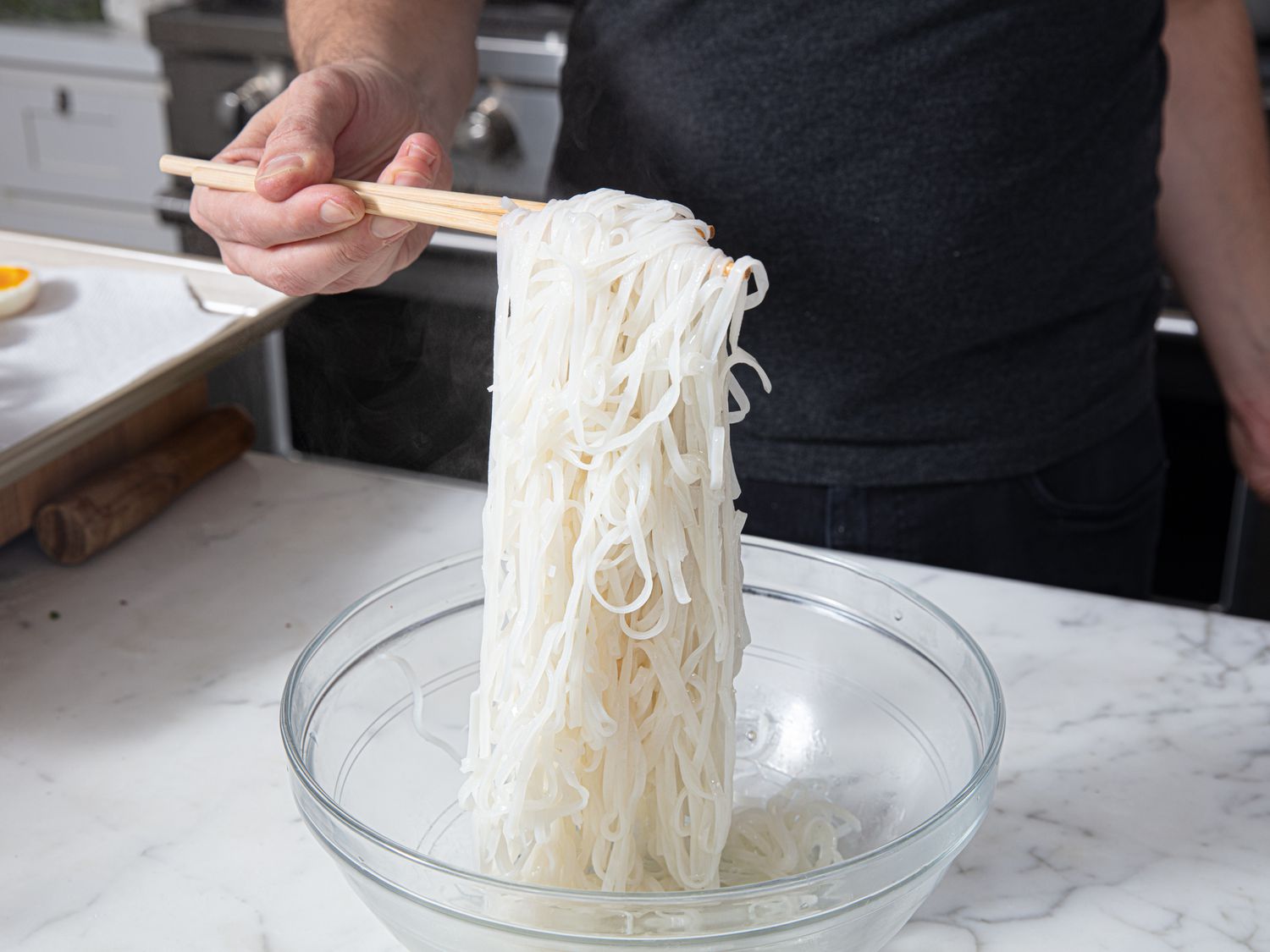 Coating noodles in garlic oil