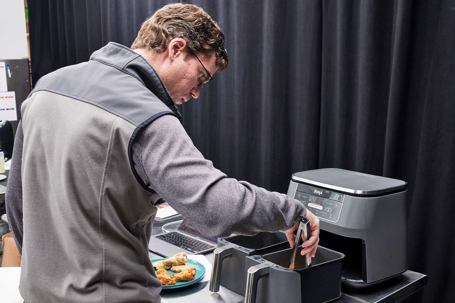 A person taking food out of the ninja-foodi-6-1-dz201