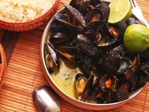 20141026-mussels-how-to-food-lab-thai2.jpg