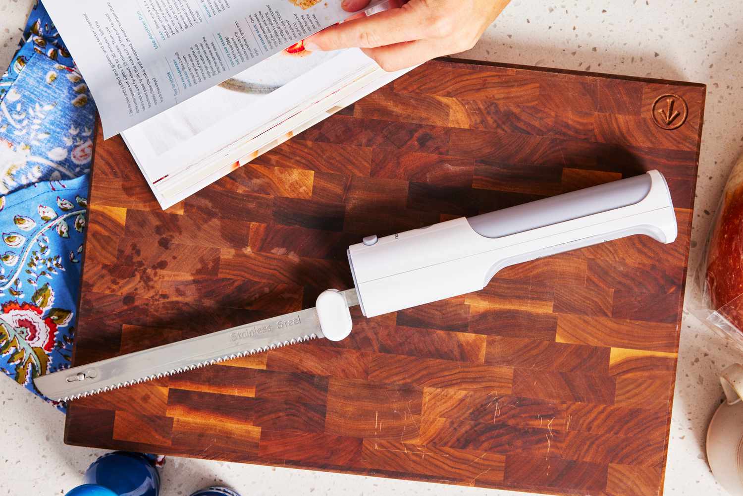 a person reading the. manual for the nutrichef carving knife