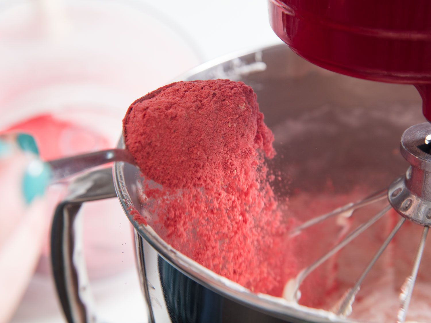 adding freeze-dried strawberry powder to buttercream