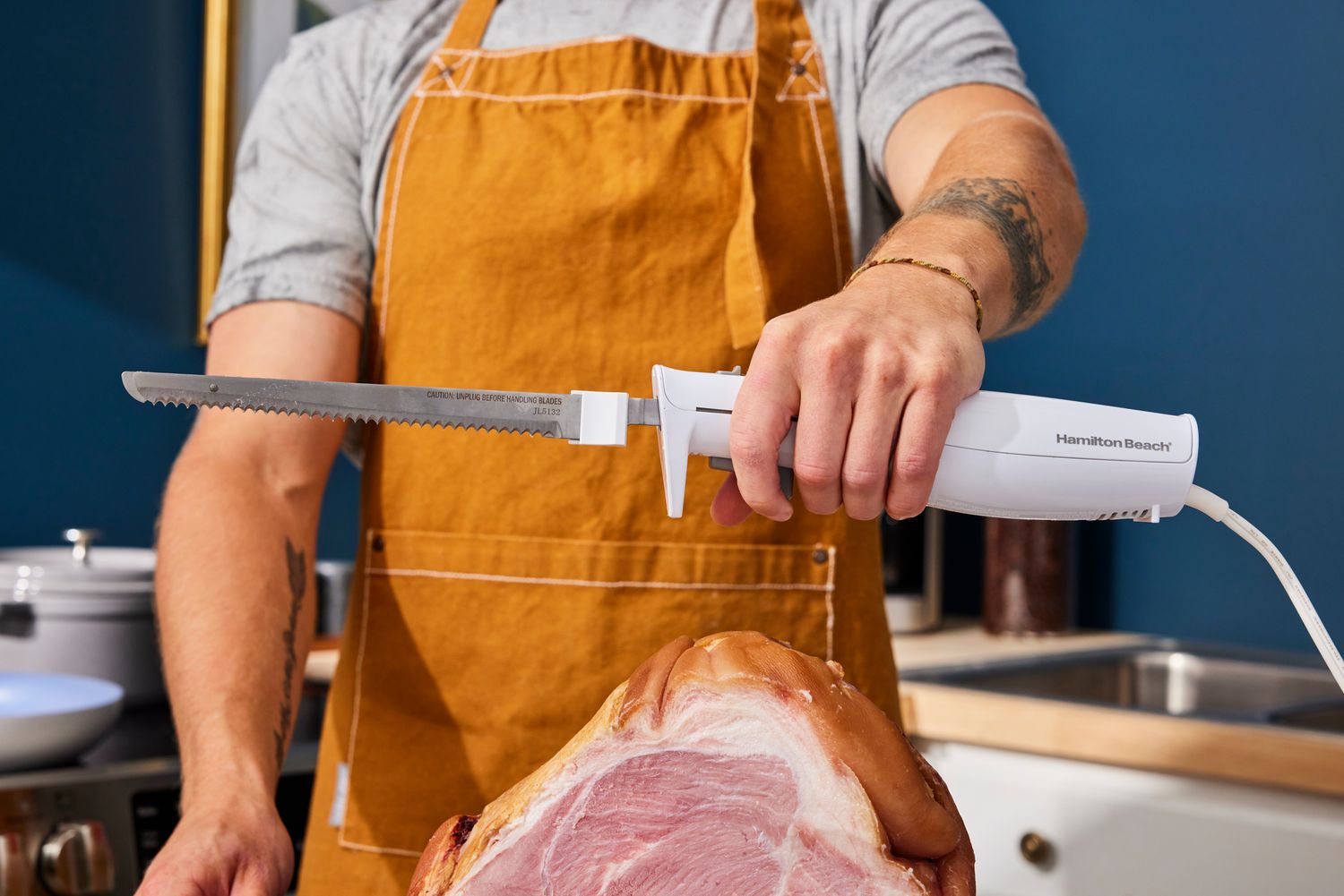 a person holding the hamilton beach electric knife