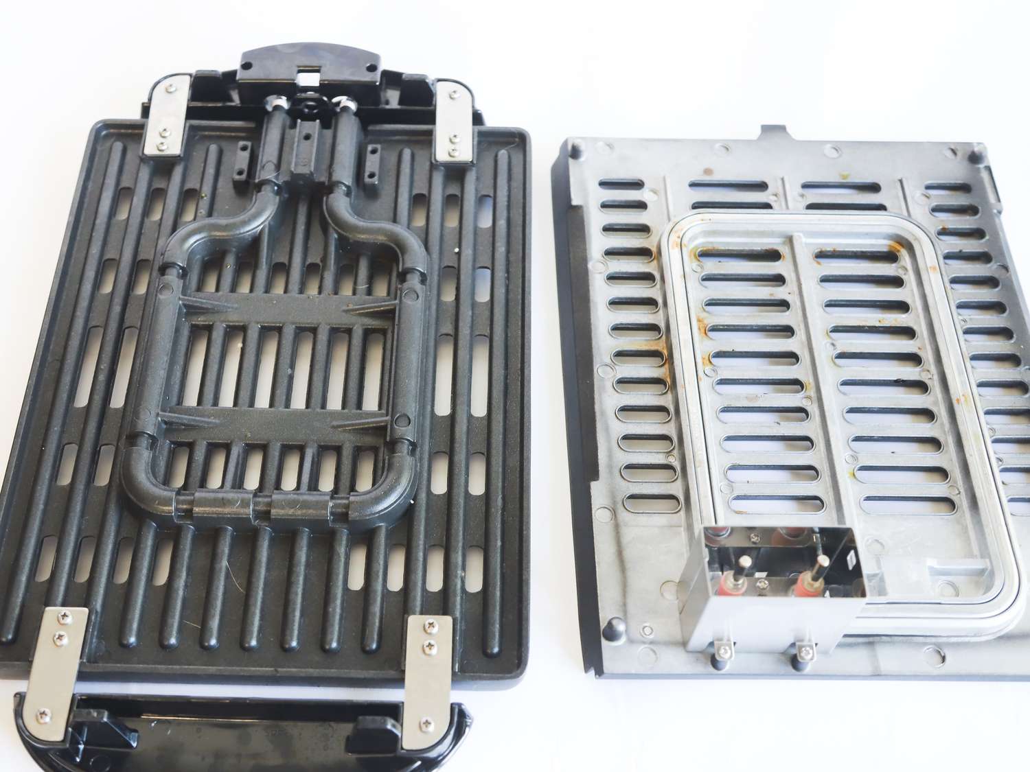 zojirushi grill grate next to hamilton beach grill grate