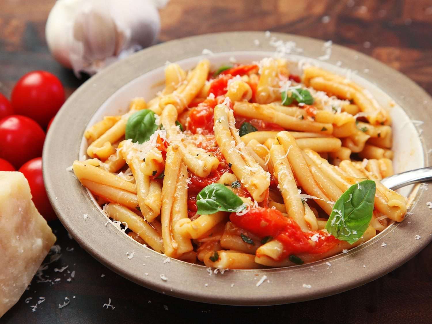 pasta with cherry tomatoes and basil