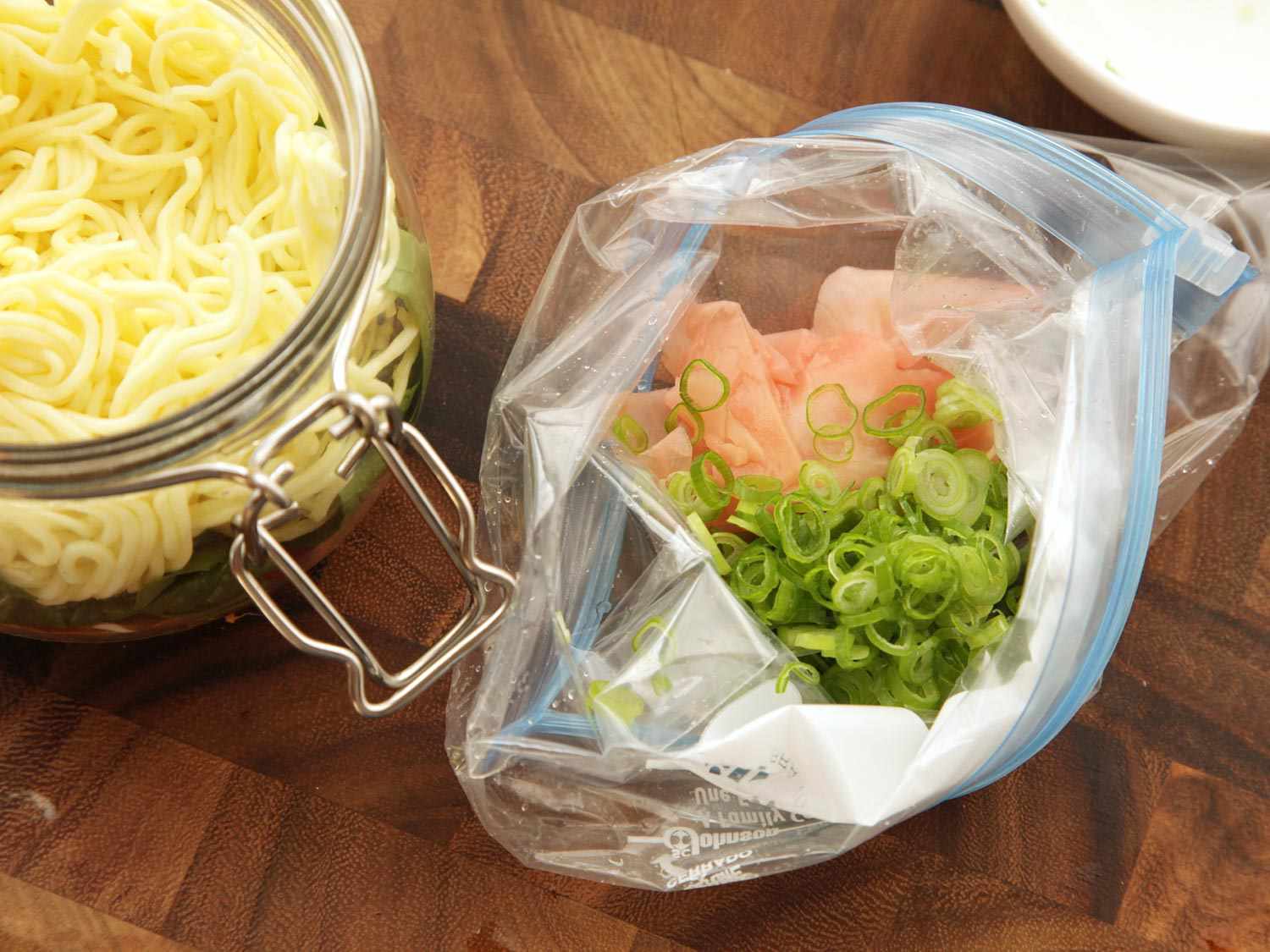 The "flavor pack" of sliced scallion and pickled ginger.